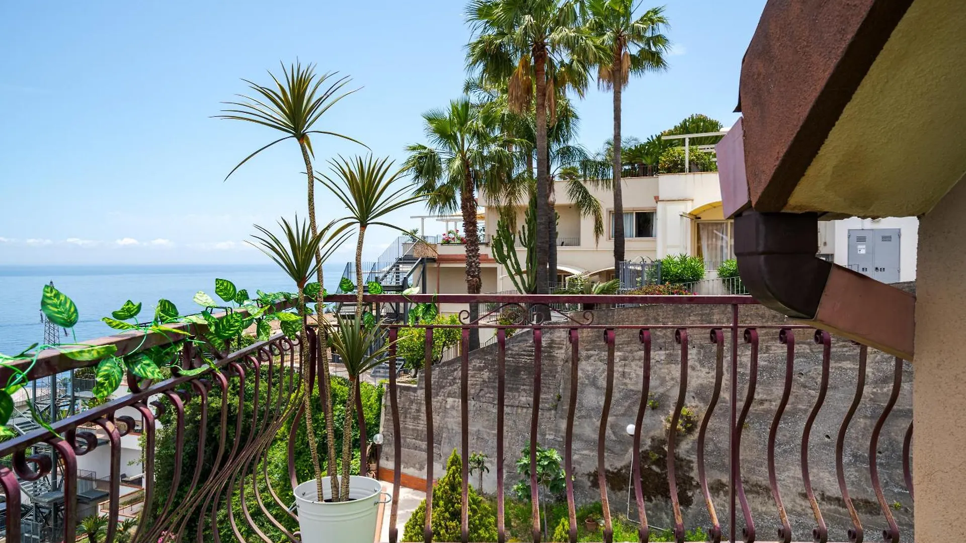 La Goccia Sul Mare Apartment Letojanni