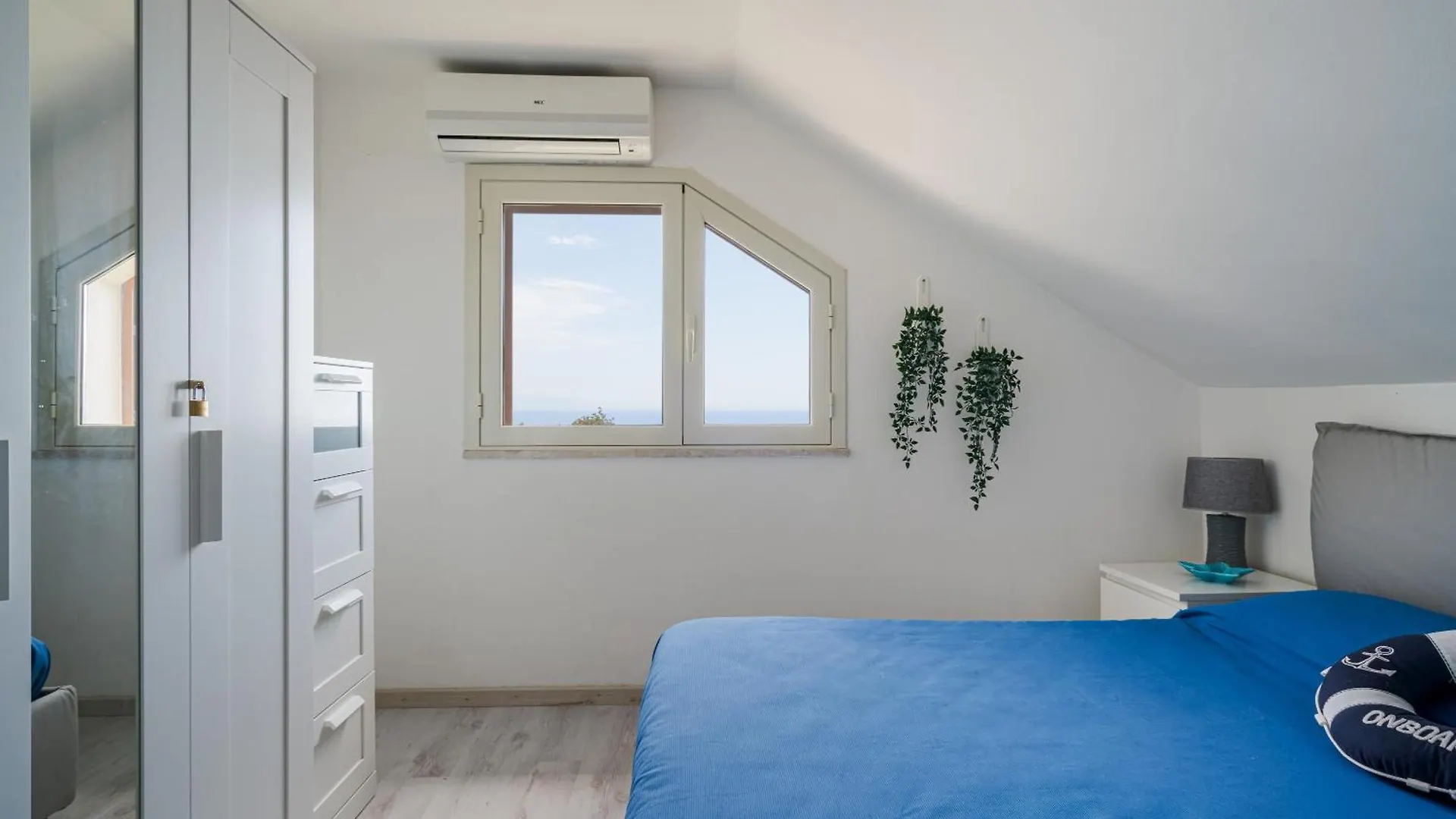 La Goccia Sul Mare Apartment Letojanni