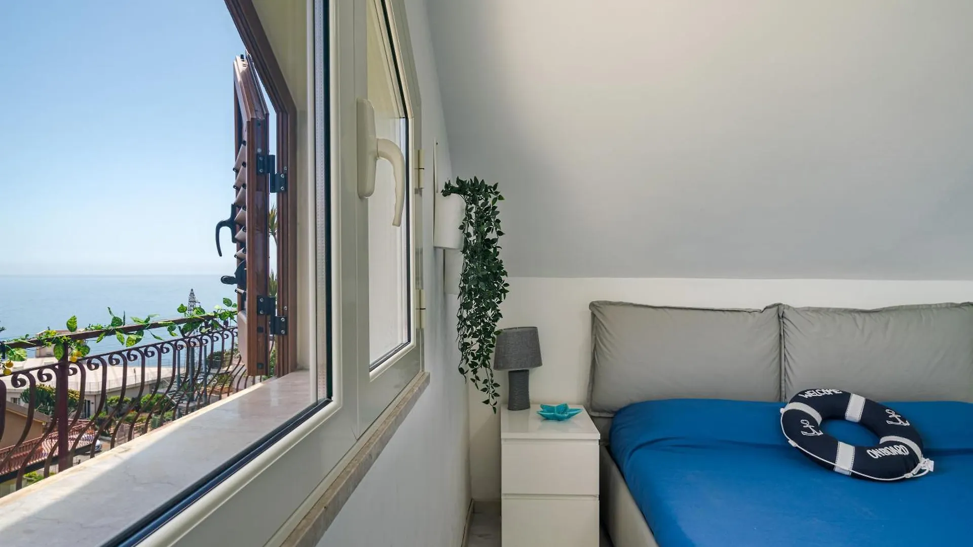 La Goccia Sul Mare Apartment Letojanni